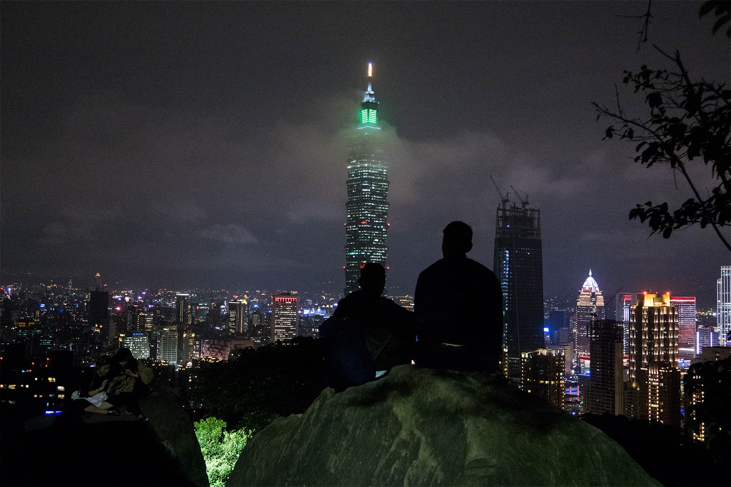 Things to do in Taipei: Hang out in the best view of Taipei 101 - the Elephant Mountain Trail