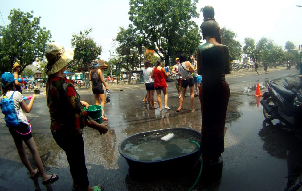Restaurantes para colocar àgua à porta, durante o Festival Songkran in Chiang Mai
