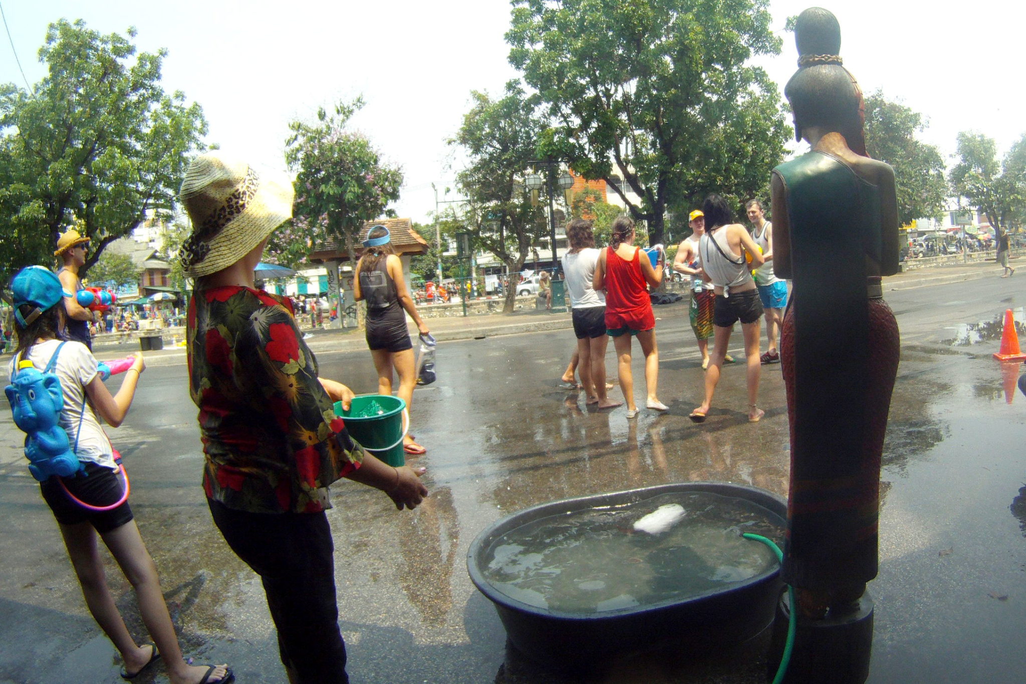 Restaurantes a colocar àgua à porta, durante o Festival Songkran in Chiang Mai - Happymind Travels