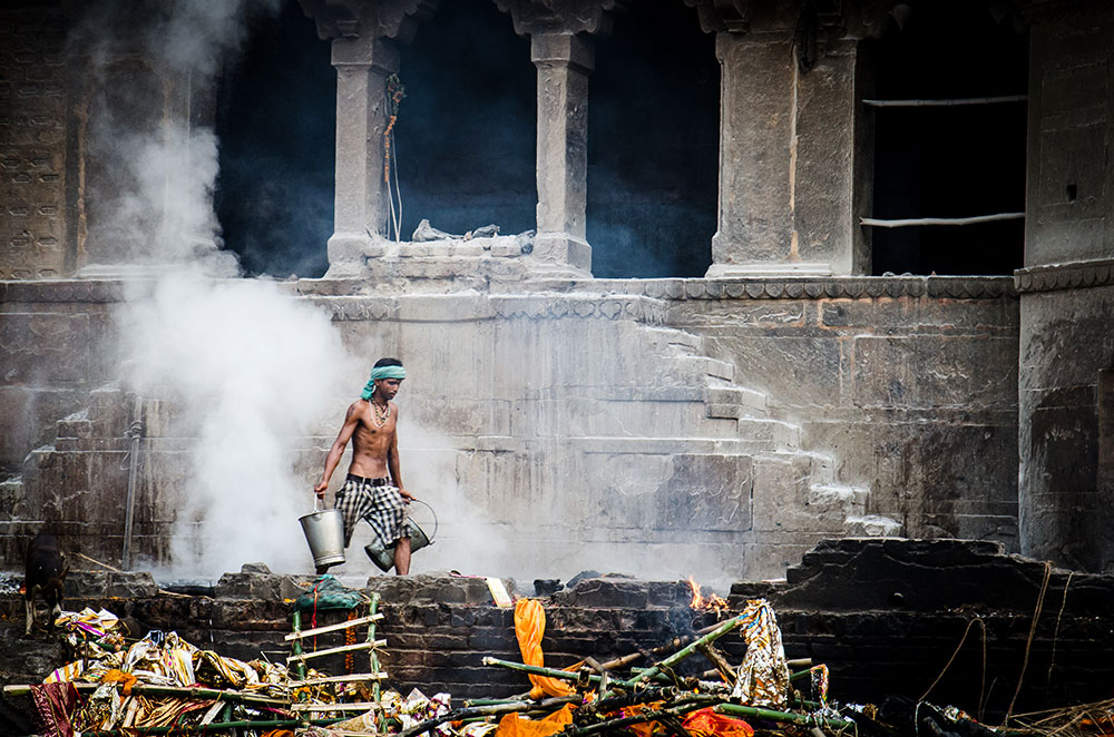 Manikarnika Ghat in Varanasi - Photo by Luisen Rodrigo | Happymind Travels