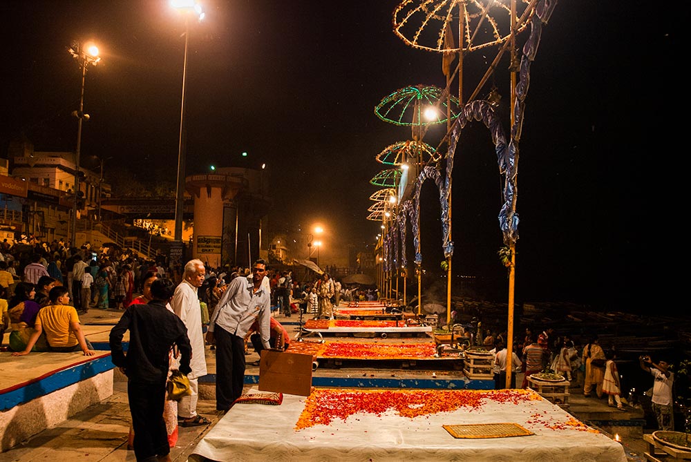 Ganga Aarti Ceremony in Varanasi - Happymind Travels