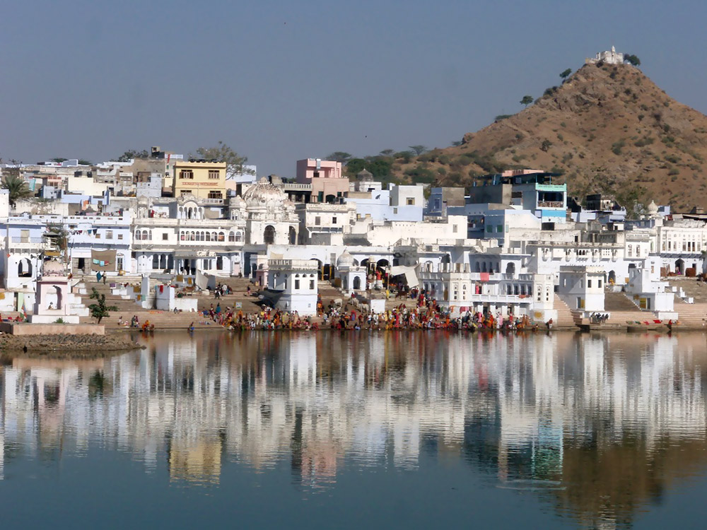 Pushkar Lake - Photo by Fionn Kidney | Happymind Travels