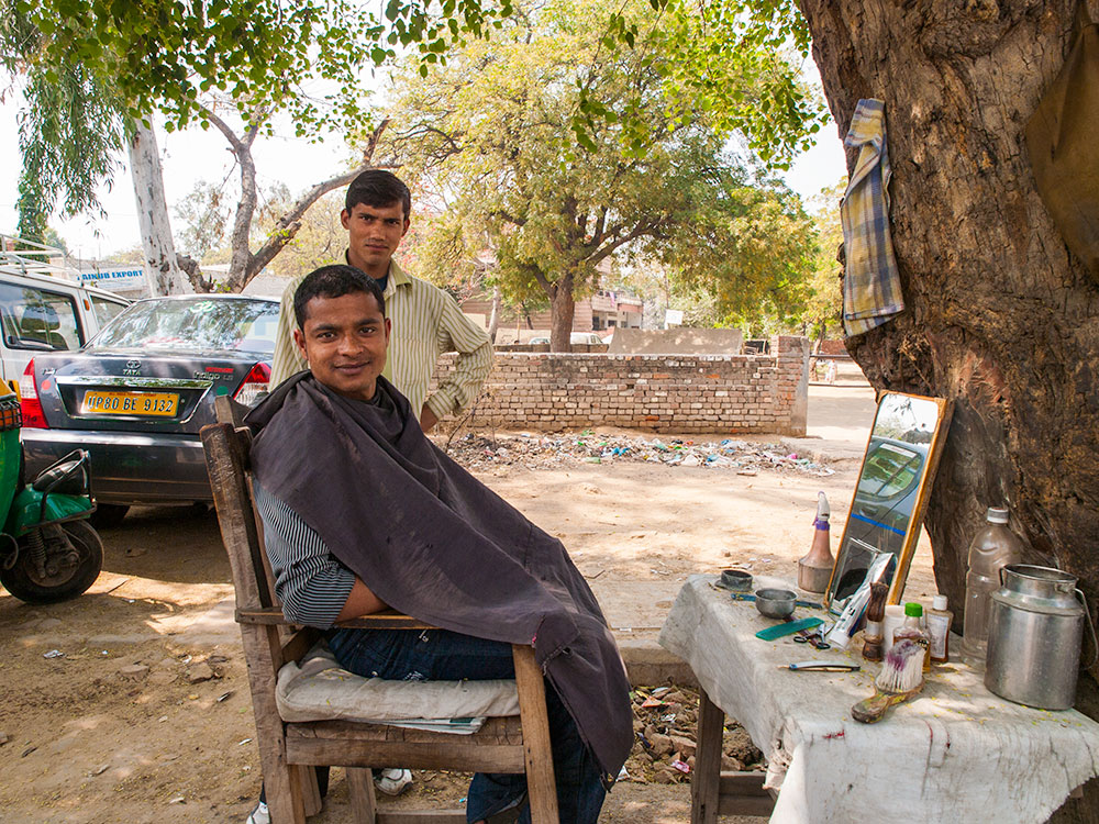 Shaving on the Streets of Agra | Happymind Travels