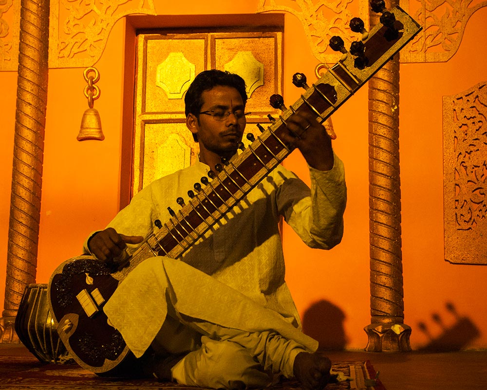 Musician playing Sitar in Varanasi - Happymind Travels