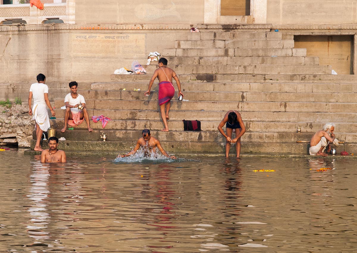 Morning Bathing in Ganga River in Varanasi | Happymind Travels