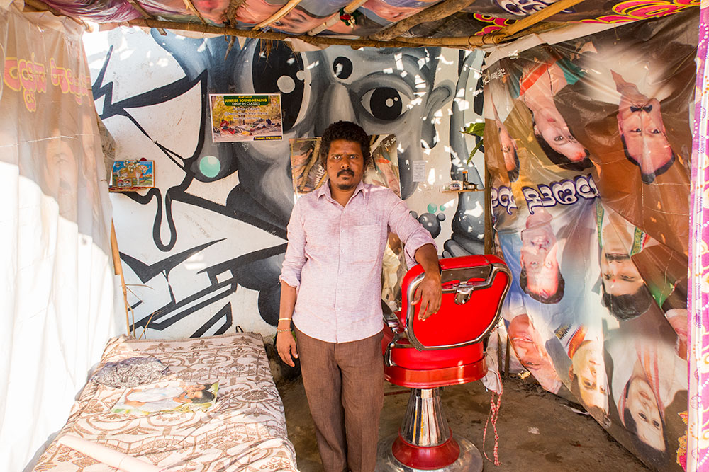 Aniand, the Hair Cutter in Hampi | Happymind Travels