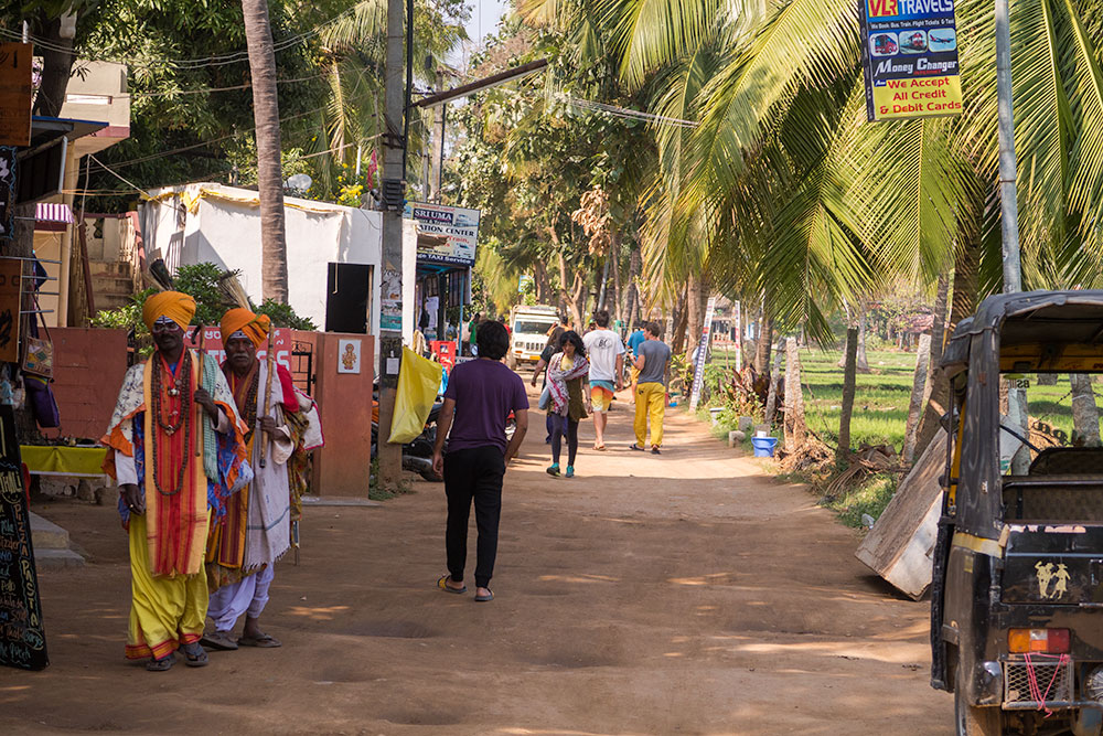 Main Street in Hampi Island | Happymind Travels