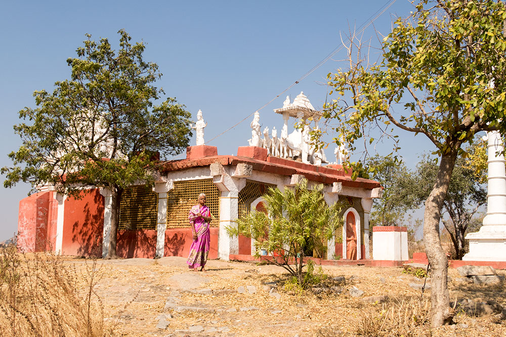 Local Temple in Hampi Island | Happymind Travels