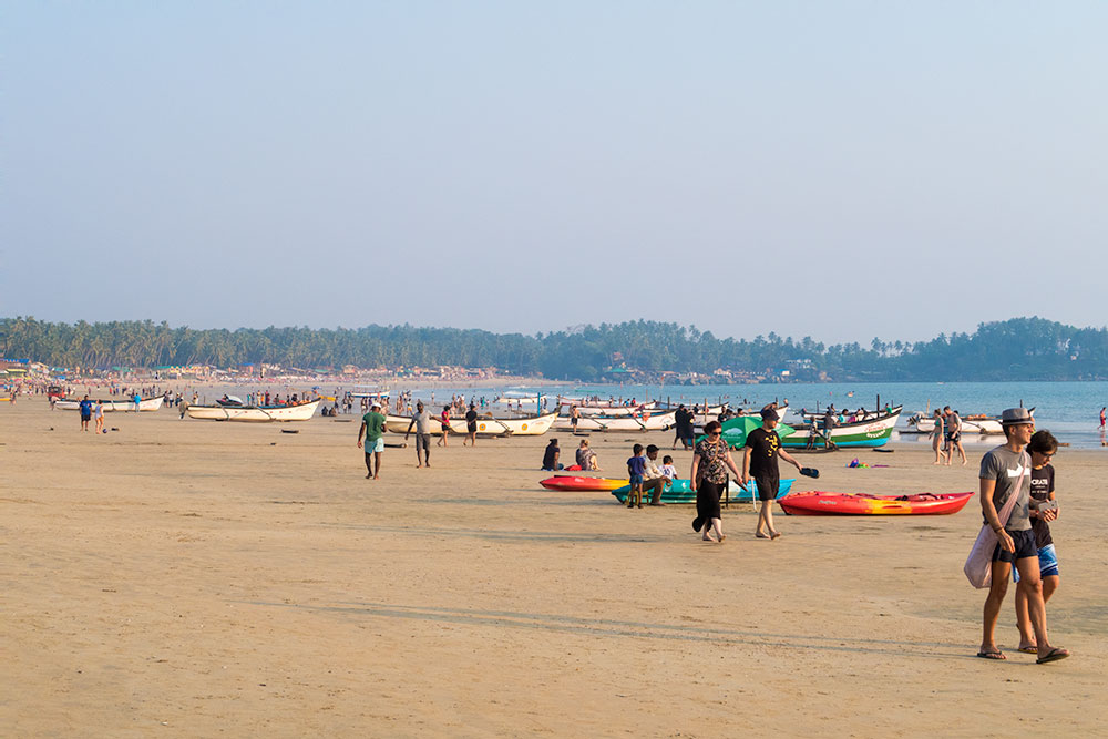 Crowdy Palolem Beach in Goa | Happymind Travels