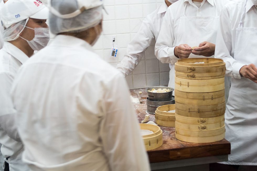 Din Tai Fung em Taipei: Cozinheiros a prepararem os famosos dumplings taiwaneses | Happymind Travels