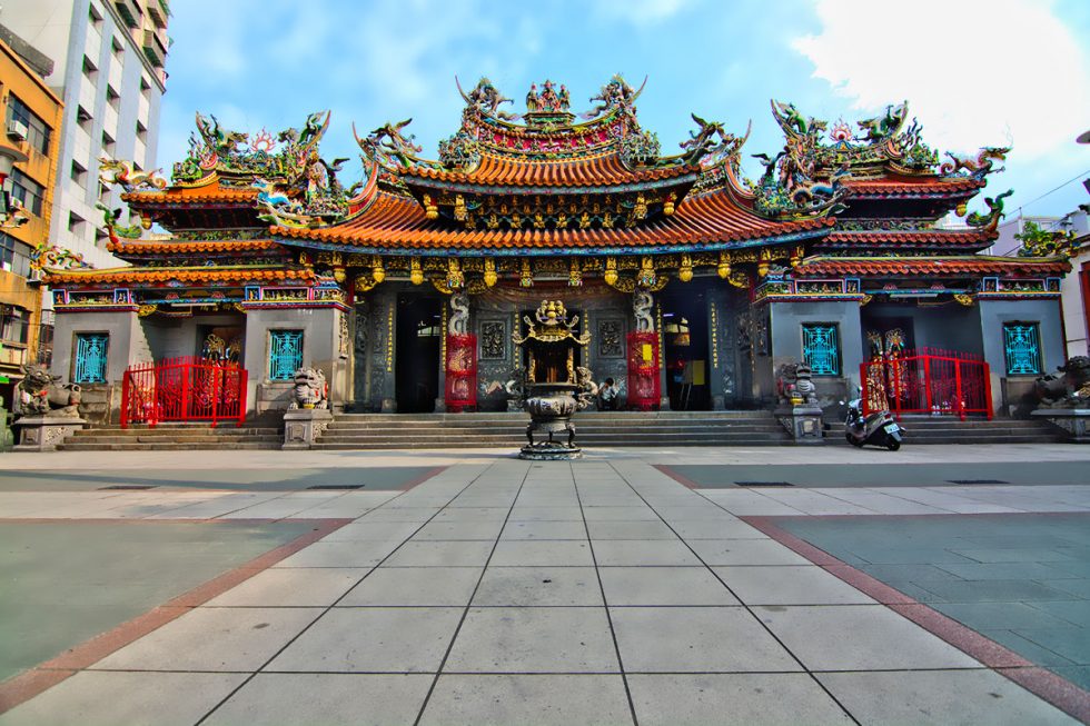 Jing Fu Gong Temple in Taoyuan - Taiwan | Happymind Travels