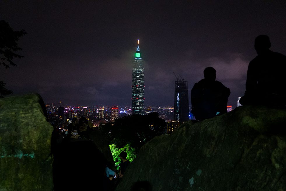 Taipei 101 visto à noite desde a Elephant Mountain | Happymind Travels