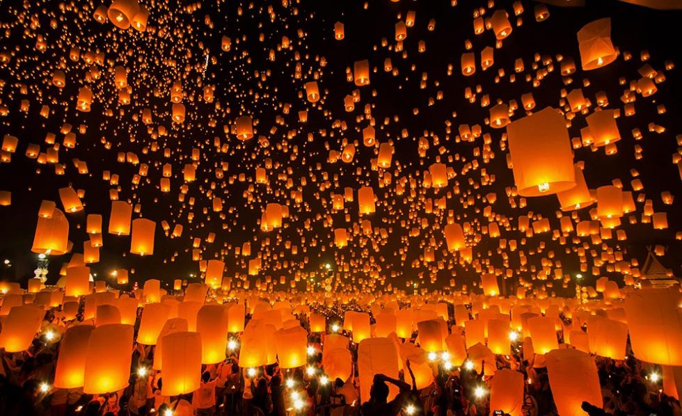 Thousands of balloons rising on New Year's Eve in Chiang Mai, Thailand | Happymind Travels