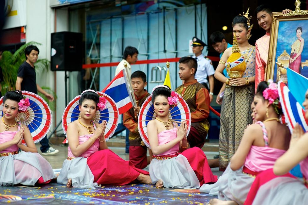 Cerimónia tradicional Thai no dia de aniversário da rainha | Happymind Travels