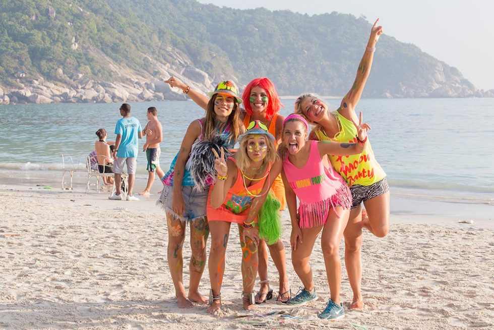 Amigas já pintadas para a Full Moon Party em Koh Phangan | Happymind Travels