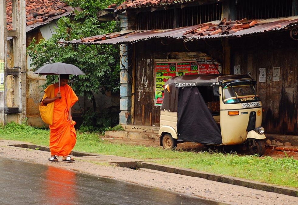 Buddhist monk through the streets in Sri Lanka during the rainy season | Happymind Travels