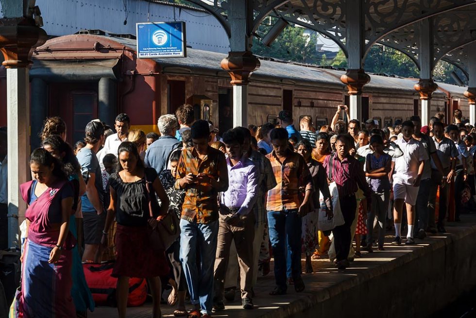 Crowd on the train platform in Sri Lanka | Happymind Travels