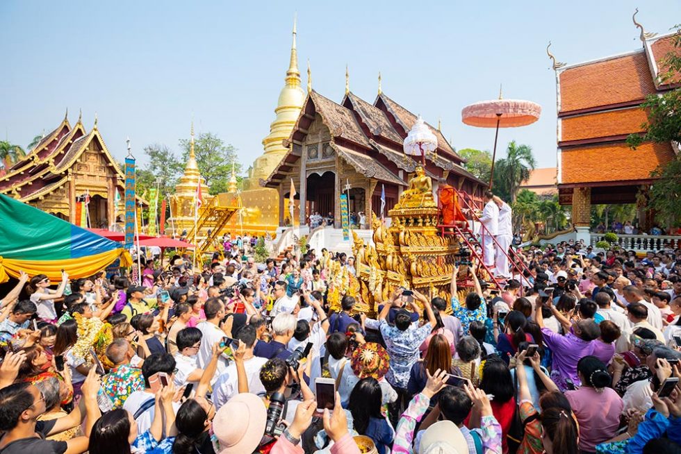 Estátua de Phra singh, do Templo de Phra Singh no cortejo no Songkran em Chiang Mai | Happymind Travels