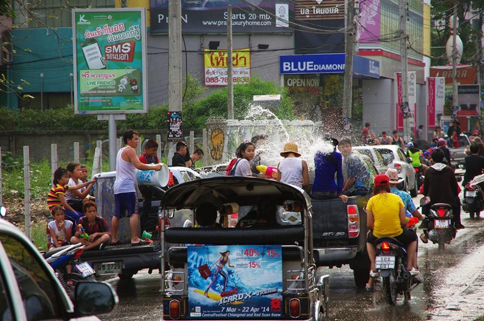 Turistas a chegar a Chiang Mai durante o Songkran - Happymind Travels