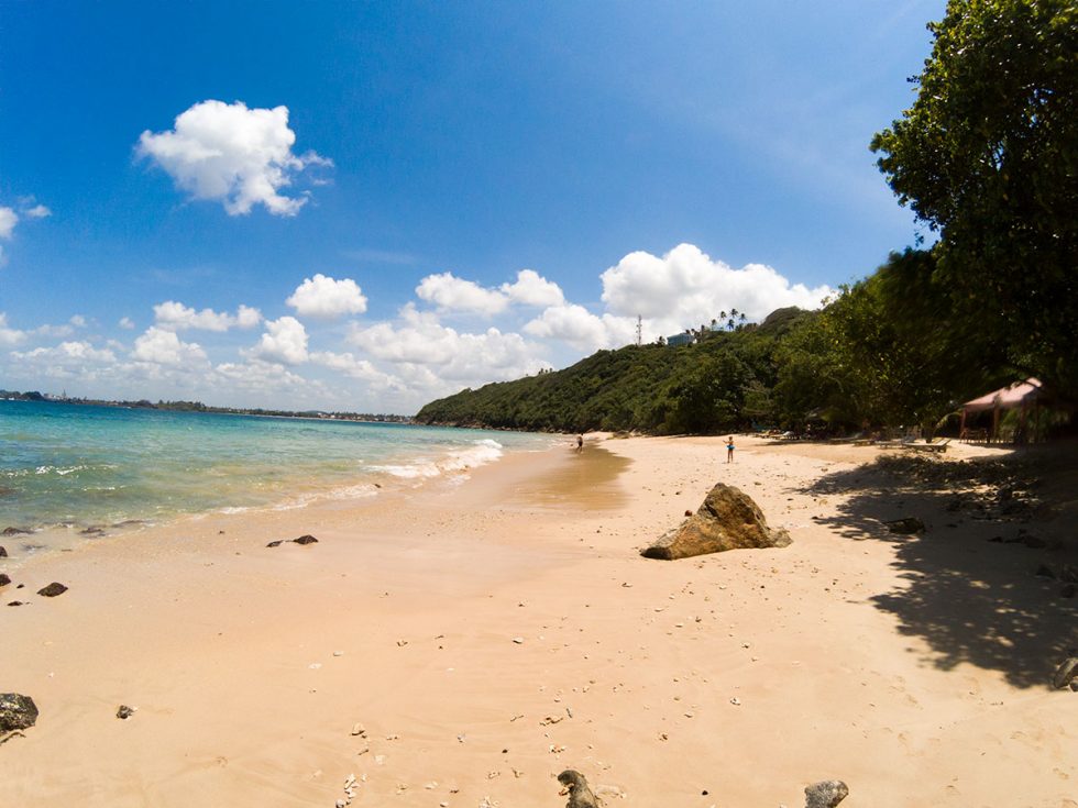 Wild beach in Unawatuna (near Galle) - Sri Lanka | Happymind Travels