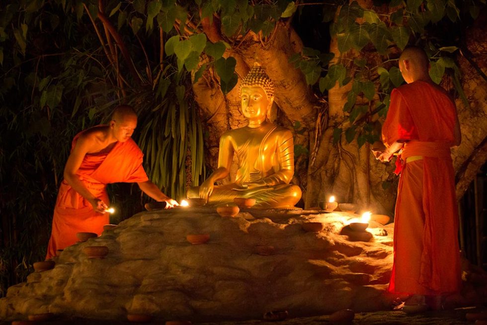 Dia de Visakha Bucha em Chiang Mai, Tailandia | Happymind Travels