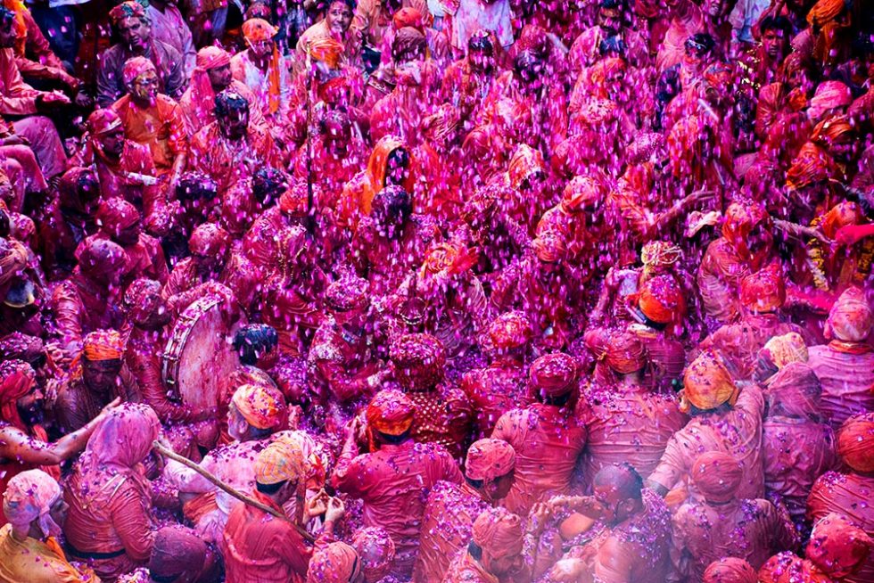 Chuva de pétalas durante o Festival Holi na Índia em Mathura | Happymind Travels