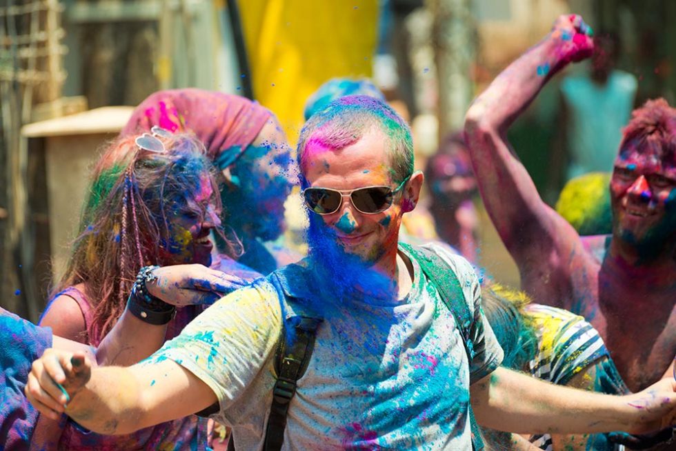 Viajantes durante o Festival Holi em Hampi I-land, India | Happymind Travels