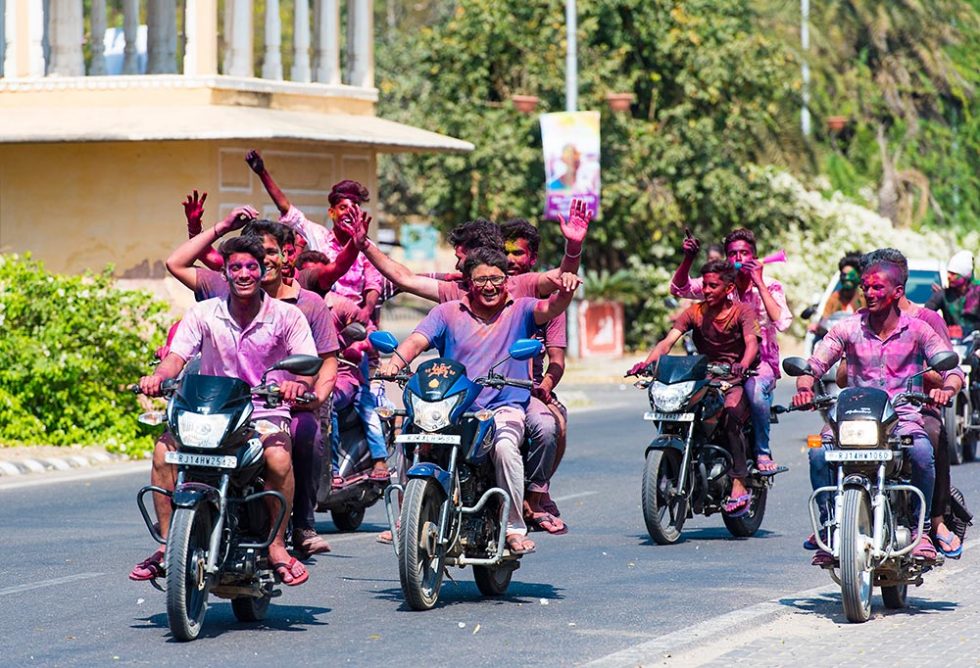 Motociclistas durante o Festival Holi totalmente pintados em Jaipur, India | Happymind Travels