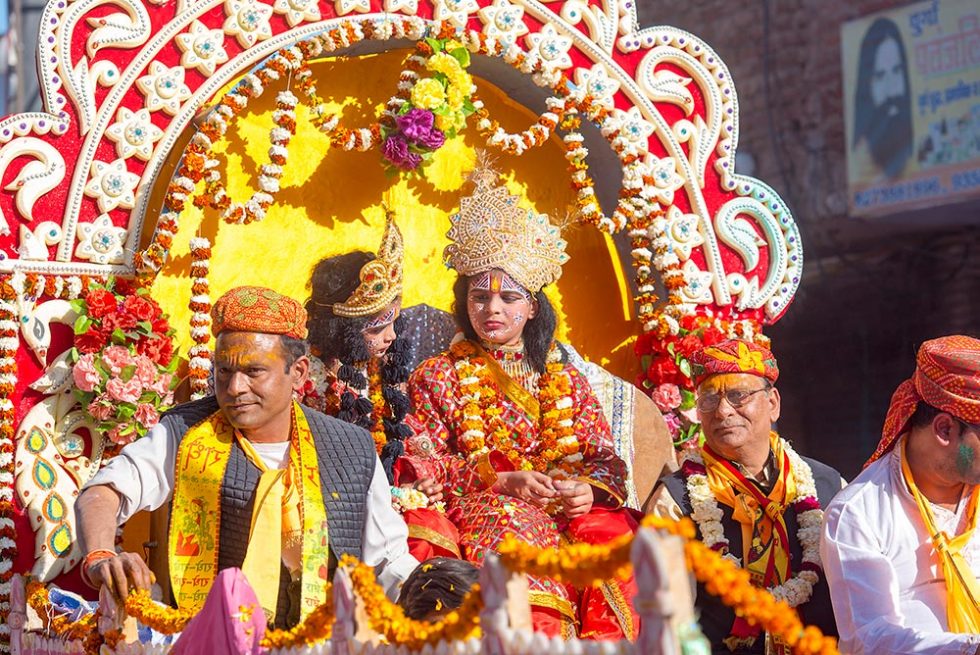 Desfile durante o Festival Holi em Mathura, India | Happymind Travels