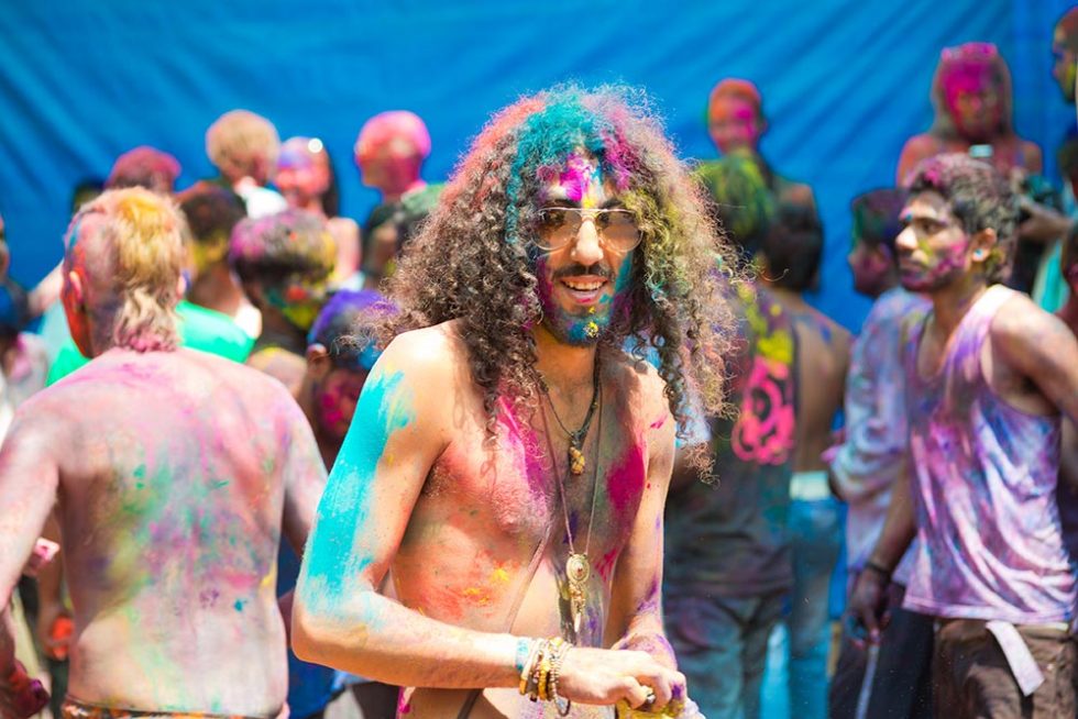 Viajante de cores vivas durante o Festival Holi na Índia | Happymind Travels