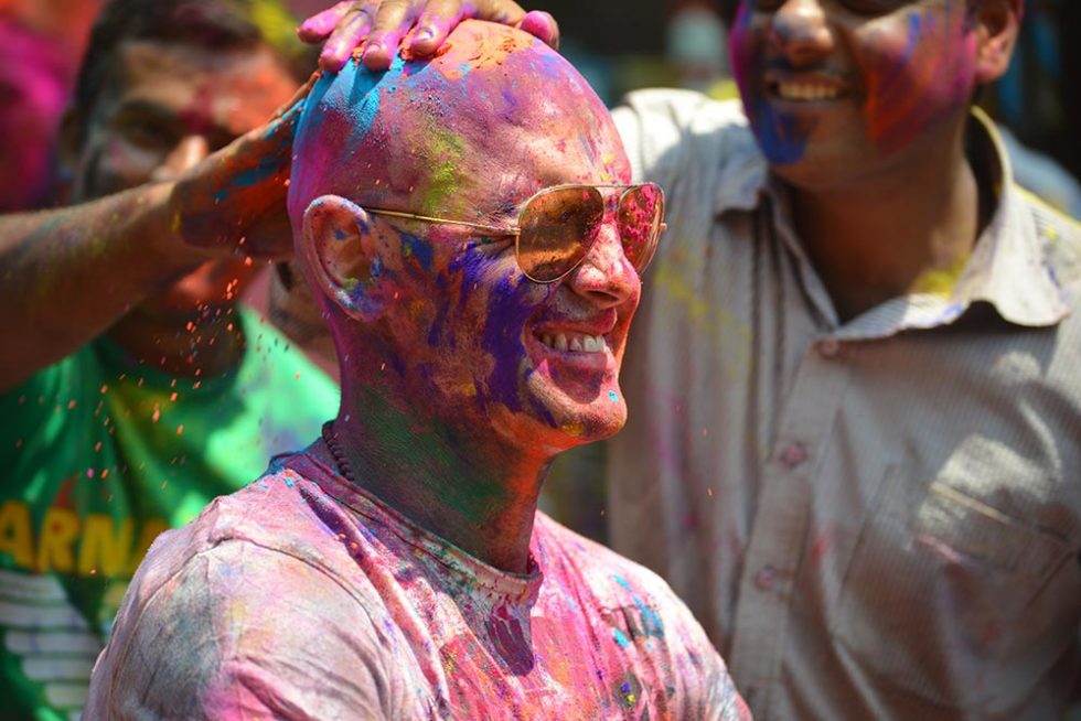 Mochileiro a ser pintado durante o Festival Holi na Índia | Happymind Travels