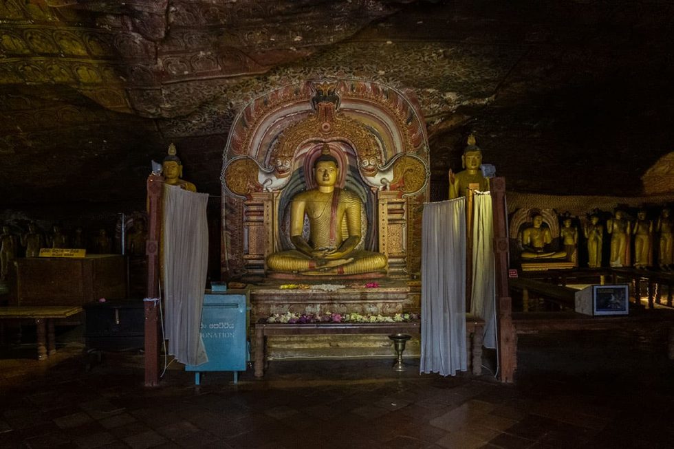 Dambulla Cave Temple - Cave de Devaraja Viharaya, Sri Lanka | Happymind Travels