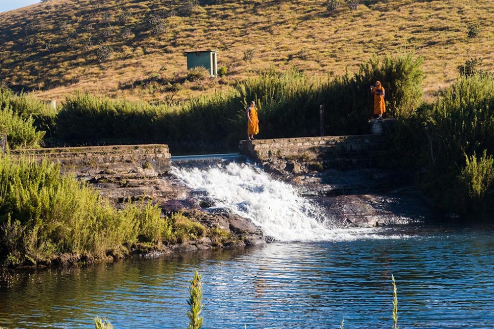 Monges a relaxar perto de um rio em Horton Plains no Sri Lanka | Happymind Travels