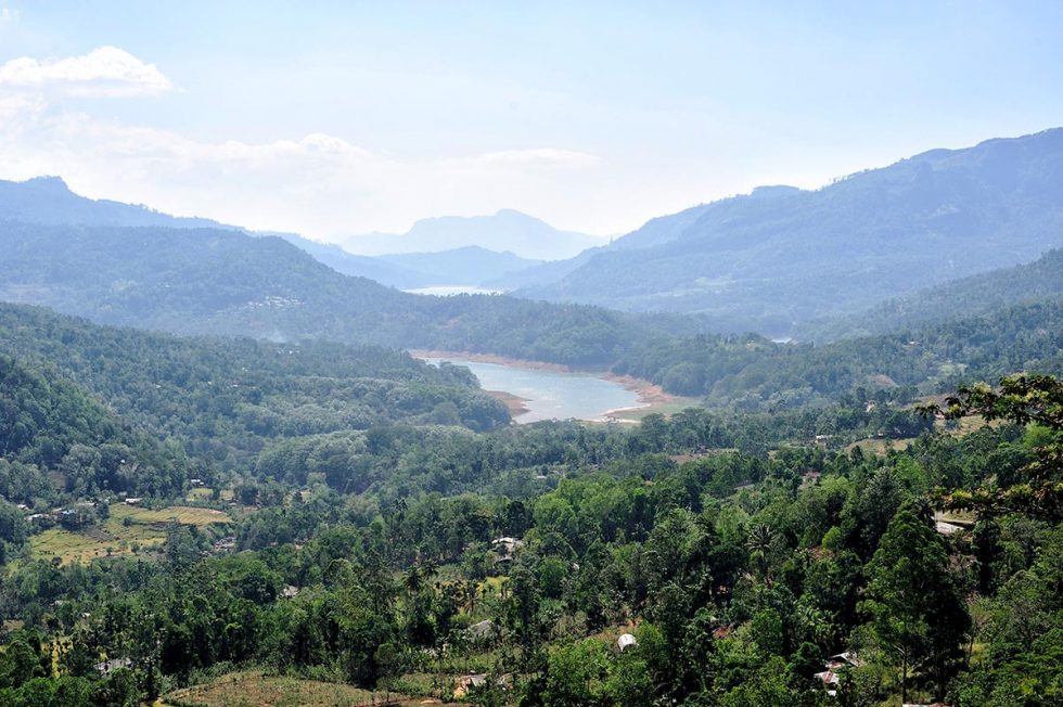 Vista desde o monte de Pidurutalagala em Nuwara Eliya, Sri Lanka | Happymind Travels