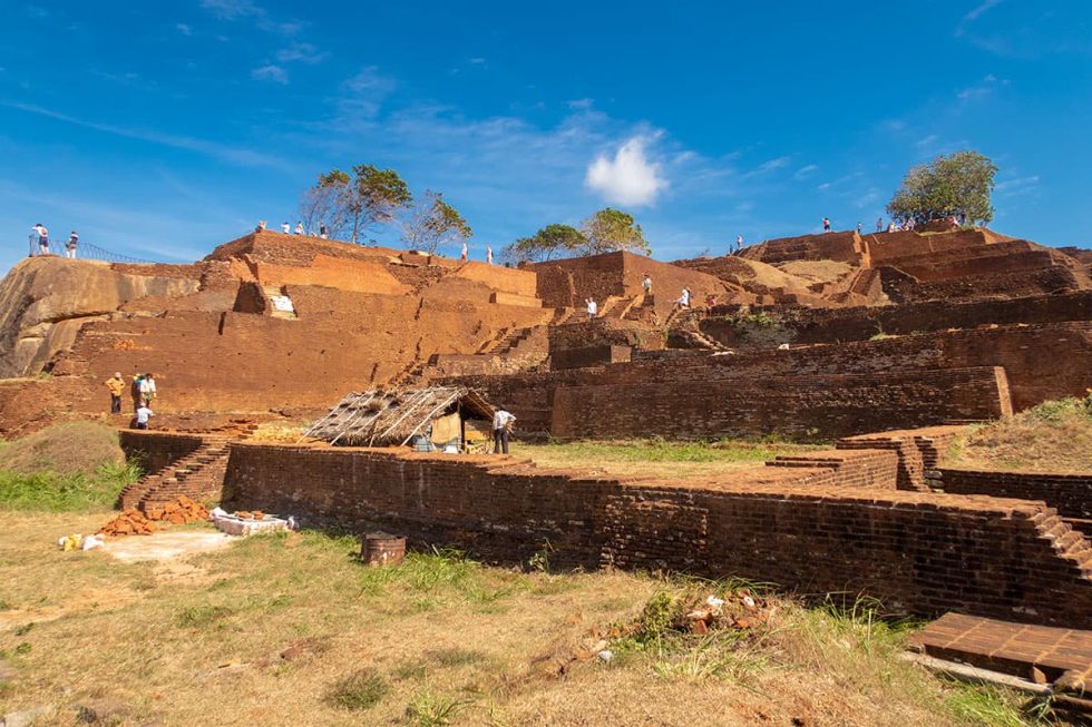 Ruínas lá no topo do Palácio de Sigiriya, Sri Lanka | Happymind Travels