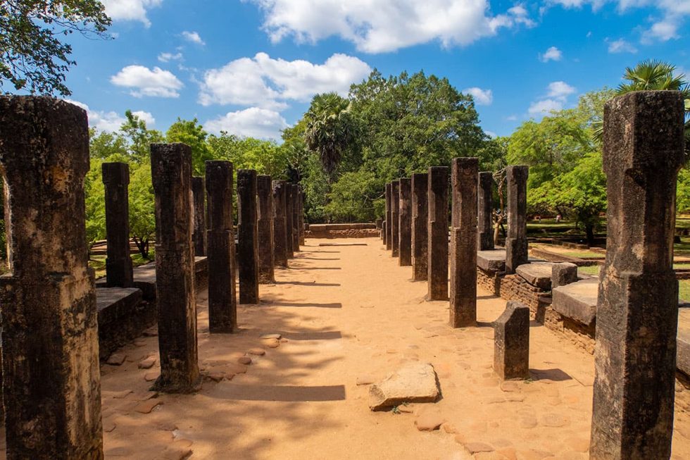 Polonnaruwa - Raja Vaishyabhujanga Mandapa - Câmara do Conselho - Sri Lanka: as Ruínas de um passado poderoso | Happymind Travels