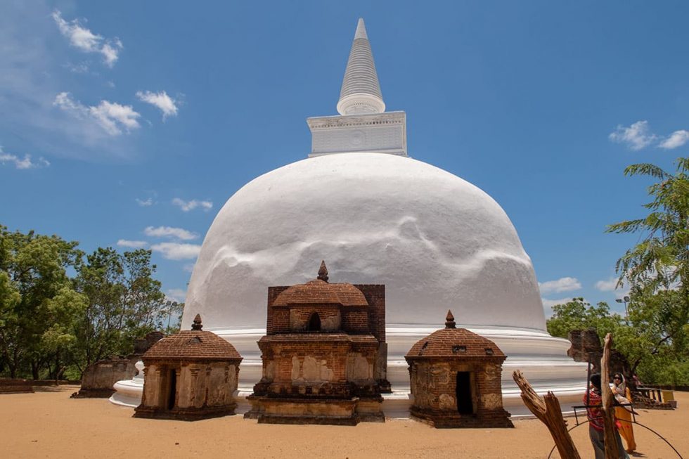 Kiri Vehera Stupa em Polonnaruwa, Sri Lanka | Happymind Travels