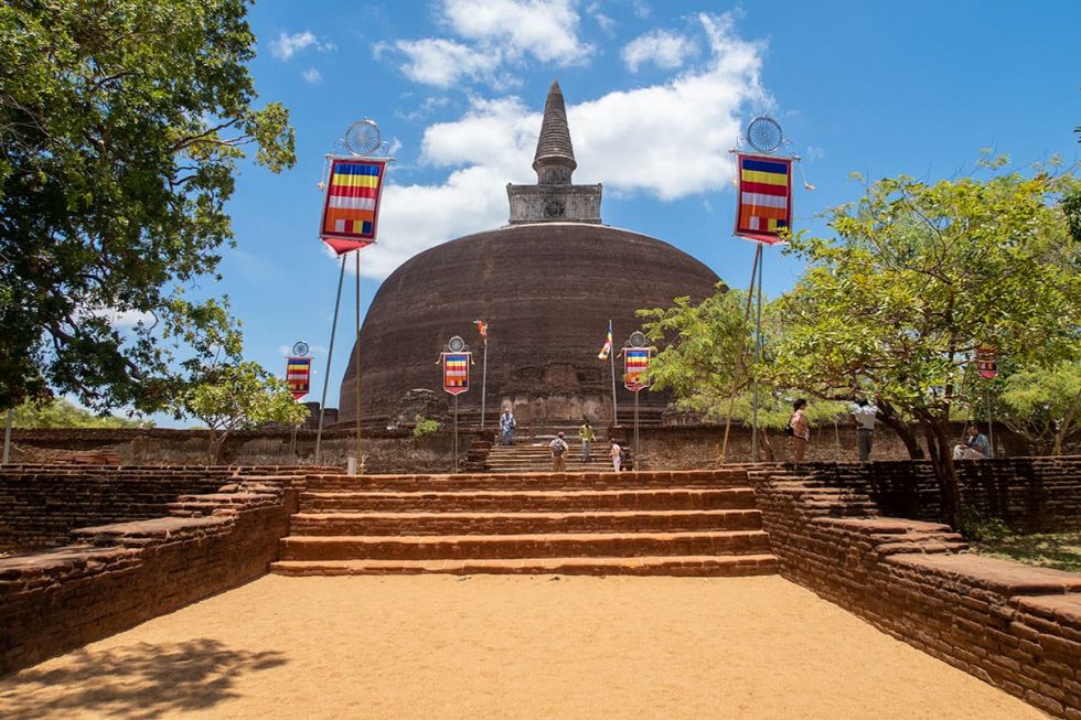 Rankot Vihara em Polonnaruwa, Sri Lanka | Happymind Travels