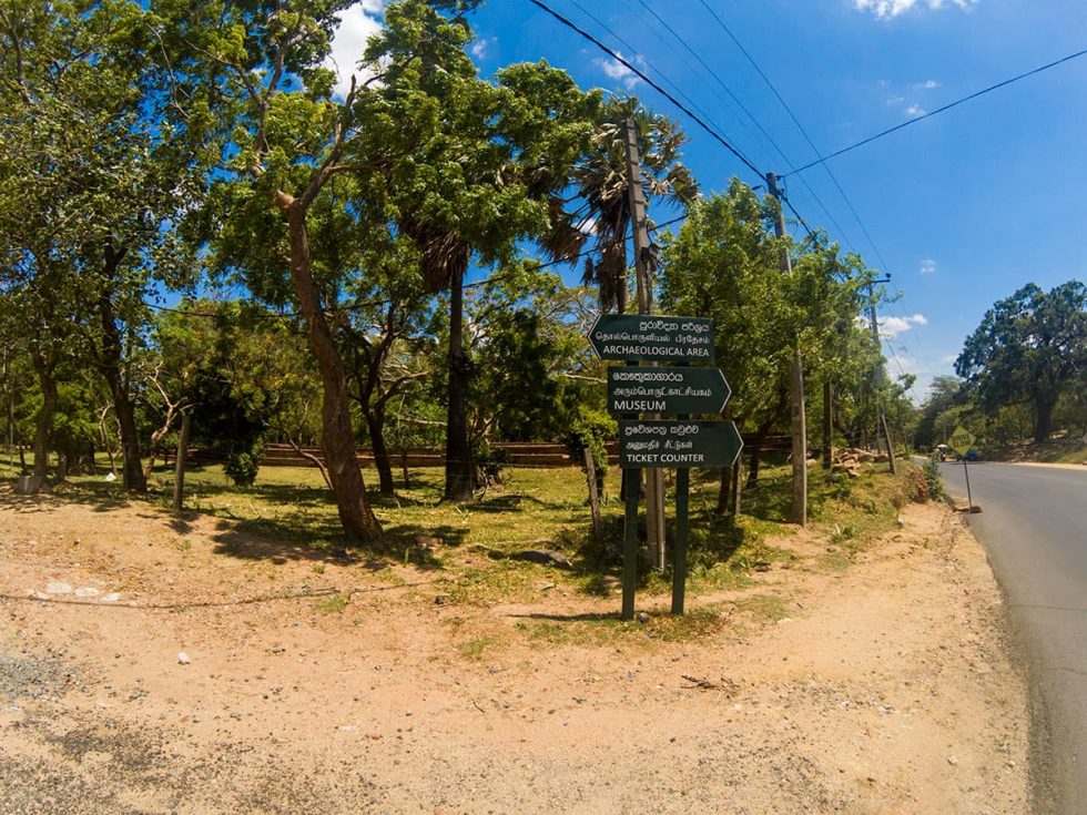Entrada e saída de Polonnaruwa | Happymind Travels