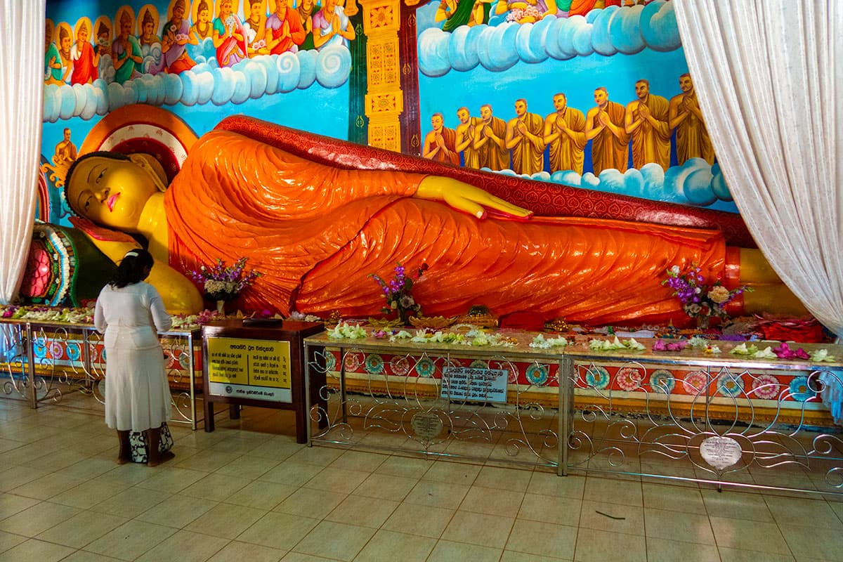 Anuradhapura, Sri Lanka - Estátua de Buda Deitado | Happymind Travels