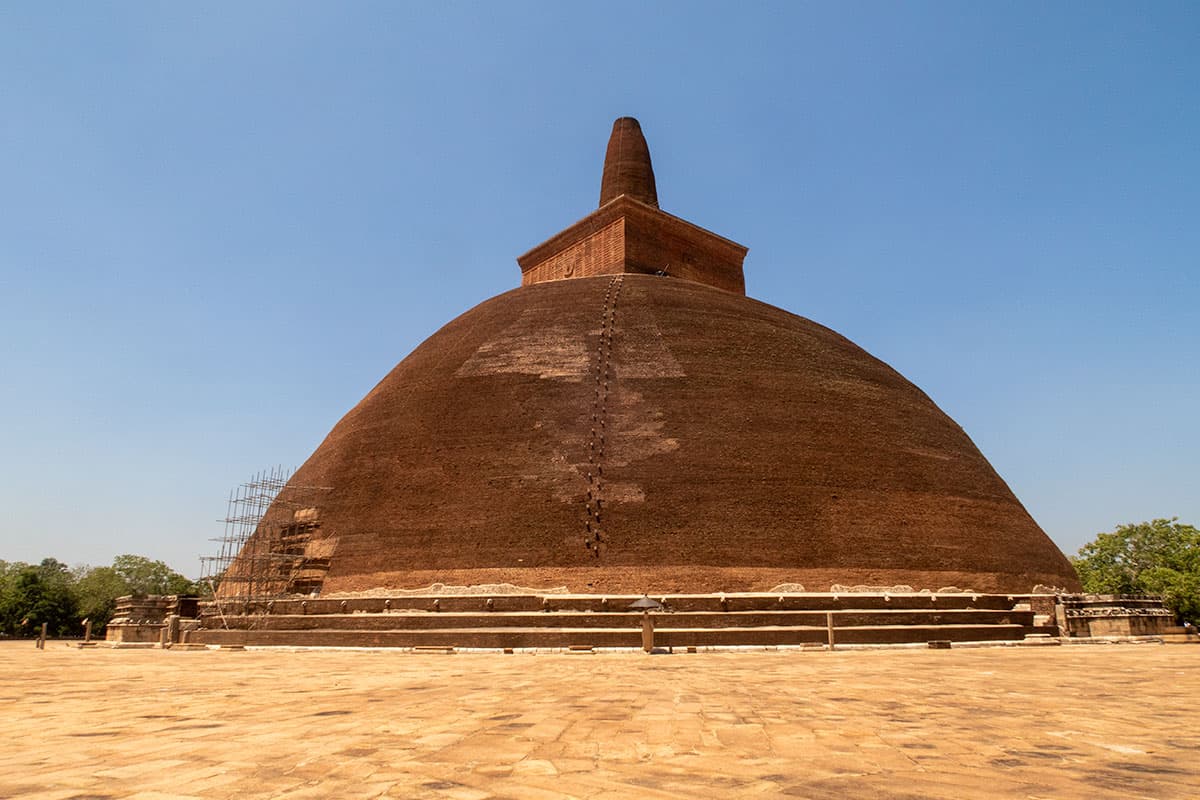 Dagoba Abayagiriya em Anuradhapura, Sri Lanka | Happymind Travels