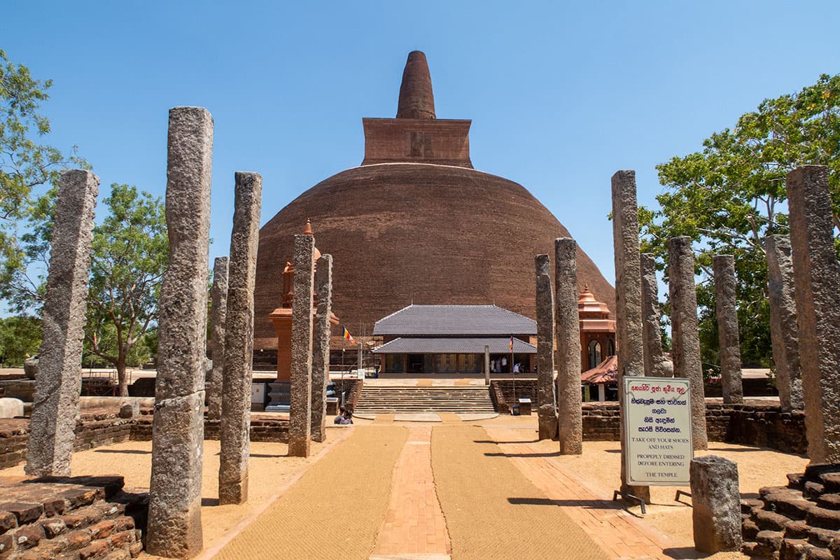 Dagoba Jetavanarama nas ruínas de Anuradhapura, Sri Lanka | Happymind Travels