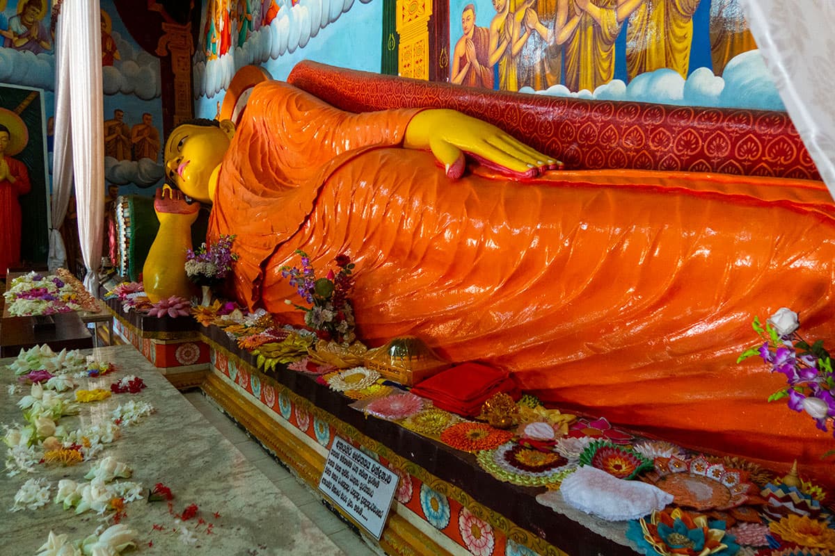 Estátua de Buda Deitado na Dagoba Jetavanarama nas ruínas de Anuradhapura, Sri Lanka | Happymind Travels