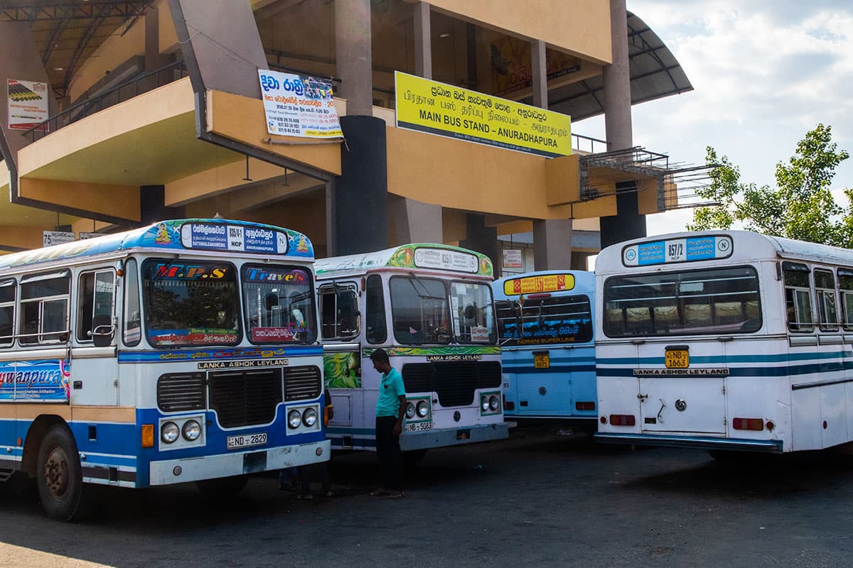 Estação de Ônibus em Anuradhapura, Sri Lanka | Happymind Travels