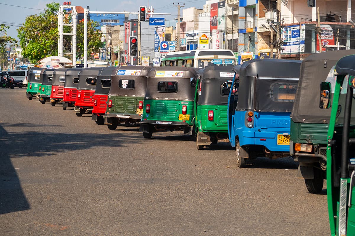Tuk-Tuks na Estação de Ônibus em Anuradhapura, Sri Lanka | Happymind Travels