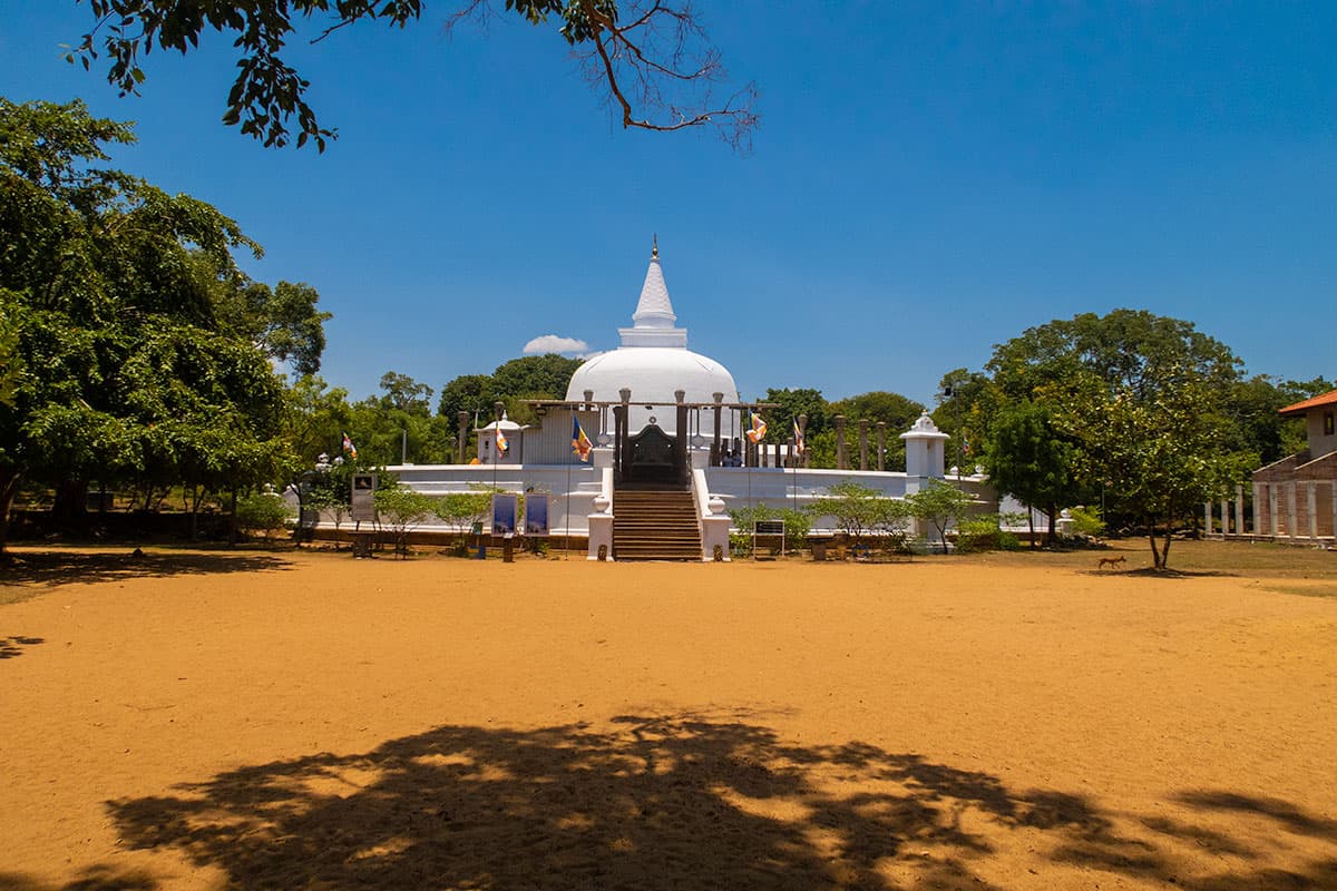 Templo de Mirisawetiya Vihara ou Mirisawetiya - Anuradhapura, Sri Lanka | Happymind Travels