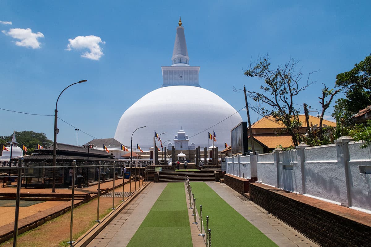 Ruwanwelisaya em Anuradhapura, Sri Lanka | Happymind Travels