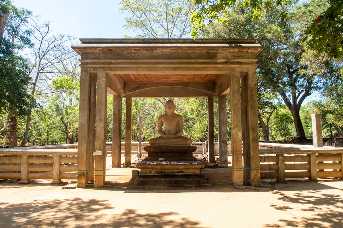 Samadhi Buddha Statue nas ruínas de Anuradhapura, Sri Lanka | Happymind Travels