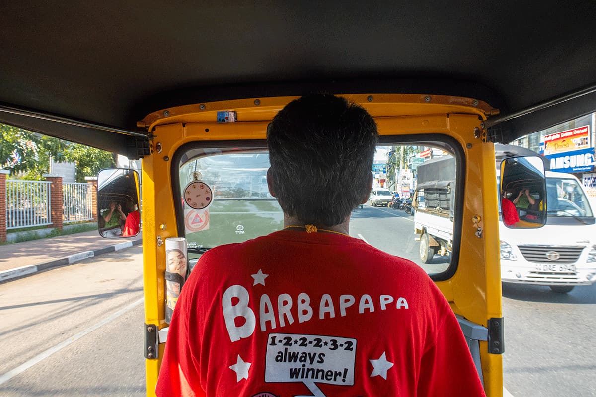 Tuk Tuk nas ruas de Anuradhapura, Sri Lanka Happymind Travels