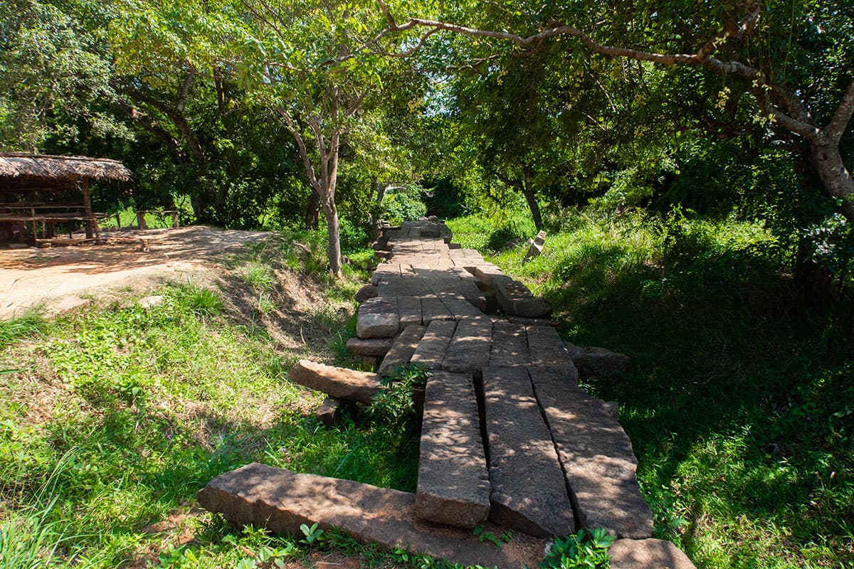 Stone Bridge nas ruínas de Anuradhapura, Sri Lanka | Happymind Travels